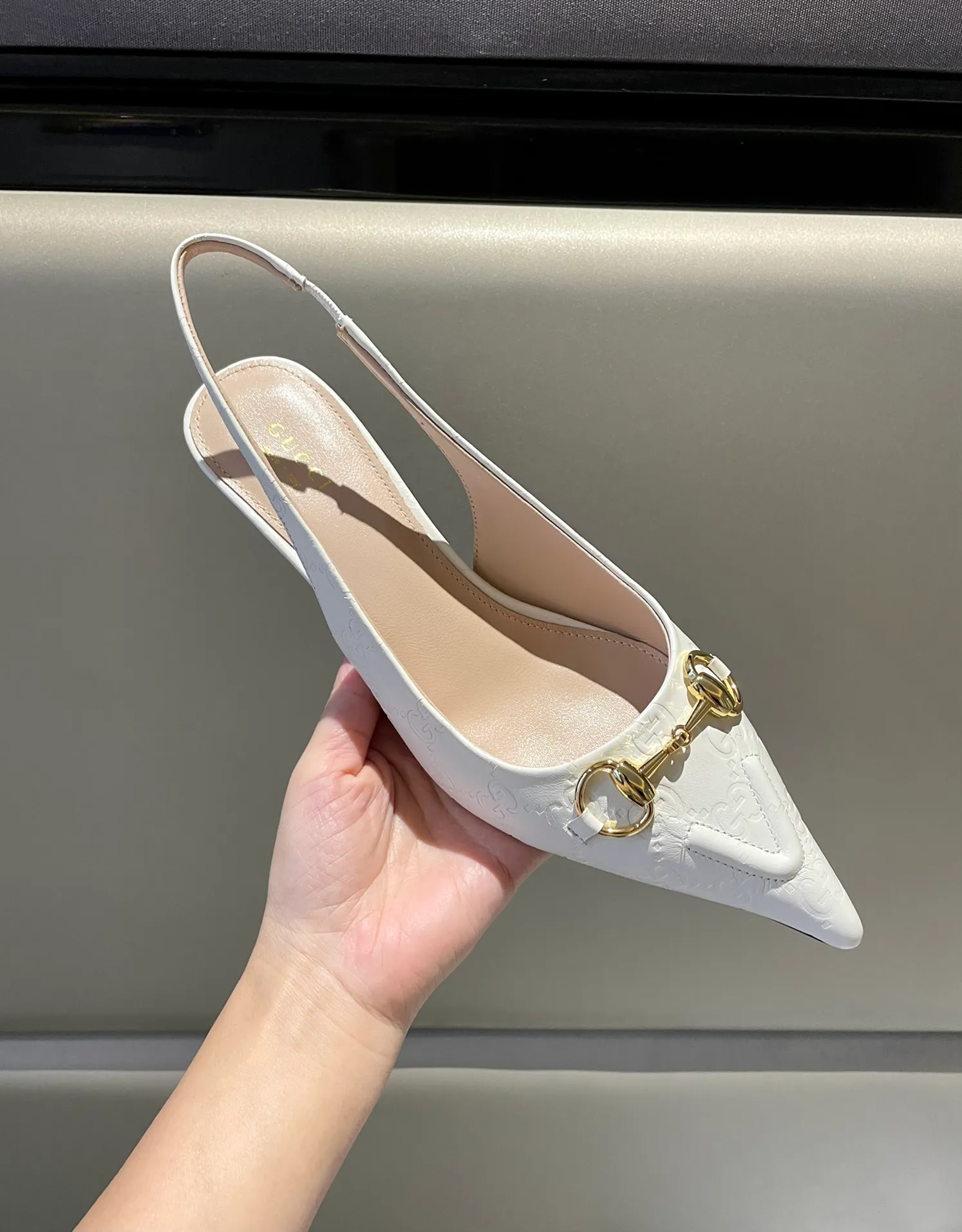 👟👟Ex-factory price 580👟👟 2024 G family’s new GUcc𝐢 horsebit pump sandals with pointed toes, elastic straps and kitten heels complement each other to create a comfortable and fitting design, and the back-lace pumps are the essence of design. Hot-drilling process Upper: Imported high-grade G G canvas Lining/foot pads: Full-grain high-grade lambskin Sole: Italian top-grade genuine leather sole Heel height: 10.5cm Fitting size: 35-42 (40/41/42 custom-made, non-refundable)